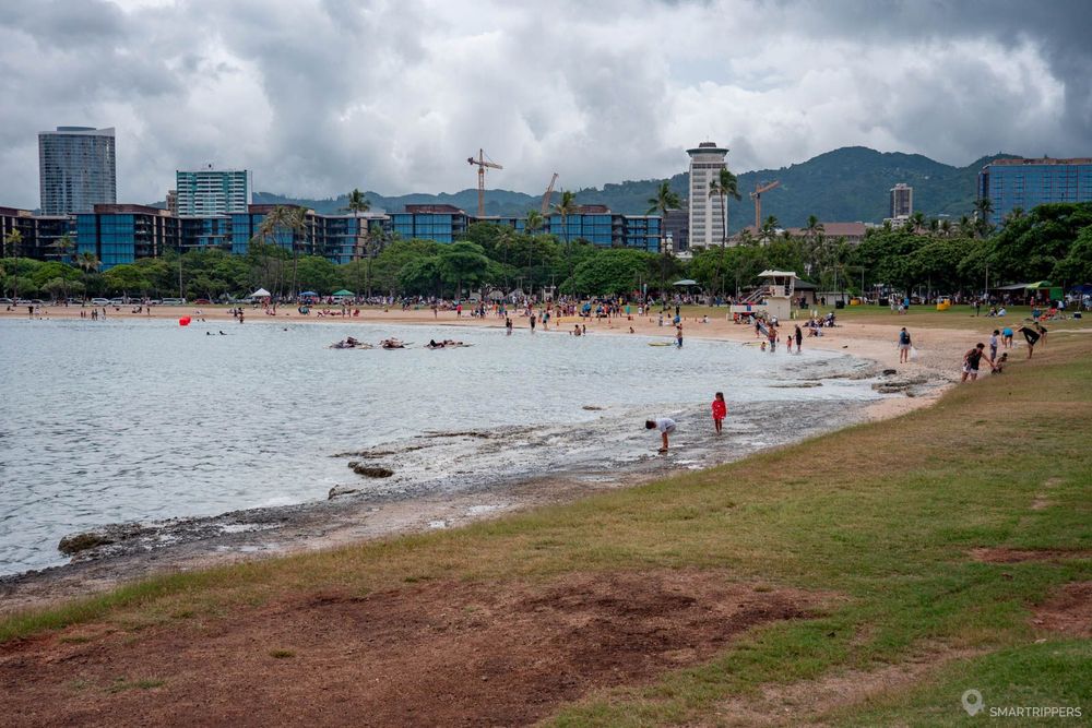 La plage d'Ala Moana à marée basse, depuis le petit cap.