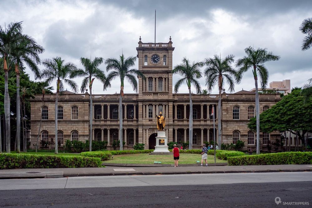 Le Ali'iōlani Hale avec la statue de Kamehameha 1er