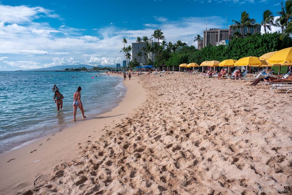 La longue plage de Fort DeRussy Beach et ses quelques transats.