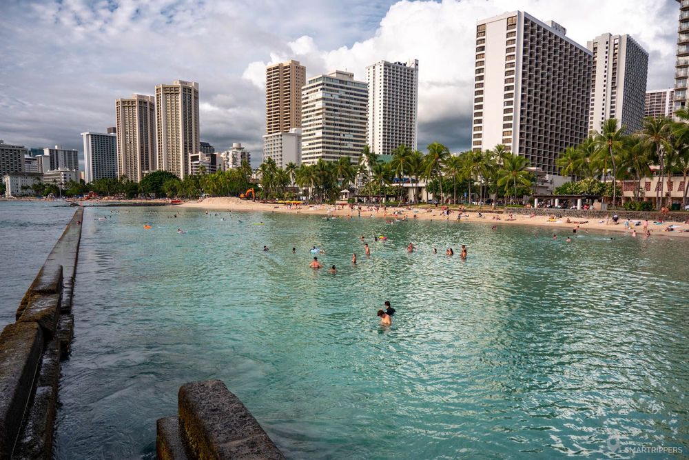 Vue d'ensemble de la plage depuis la passerelle au sud.