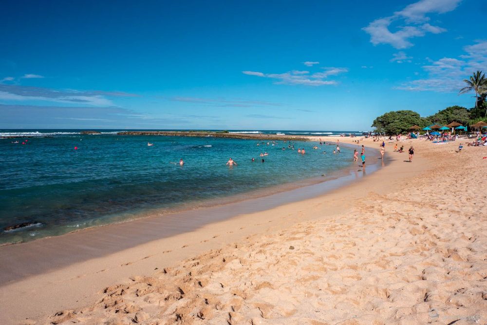 Le côté droit de la plage