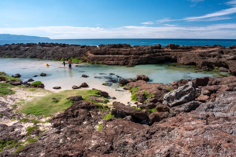 Le petit étang près de la mer