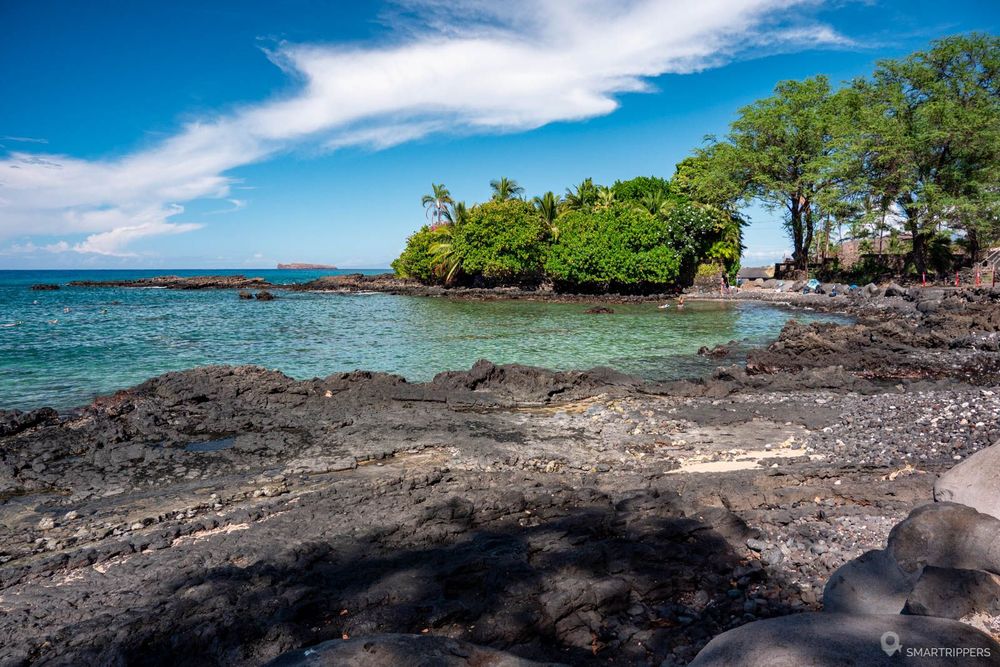 La petite baie de snorkeling photographiée depuis la route.