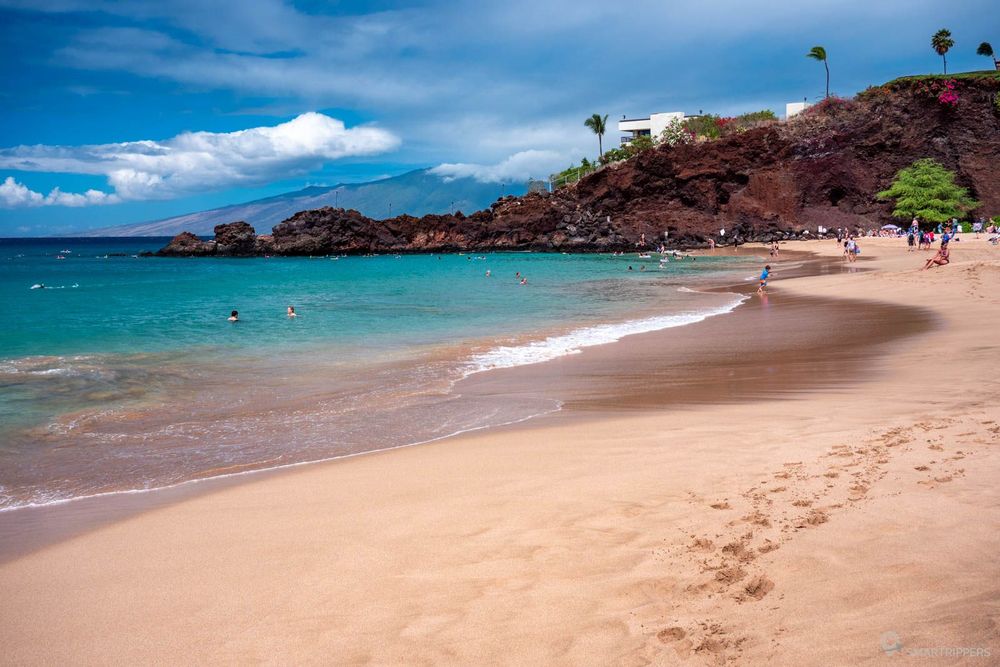 Les rochers noirs du bout de la plage offrent un snorkeling intéressant.