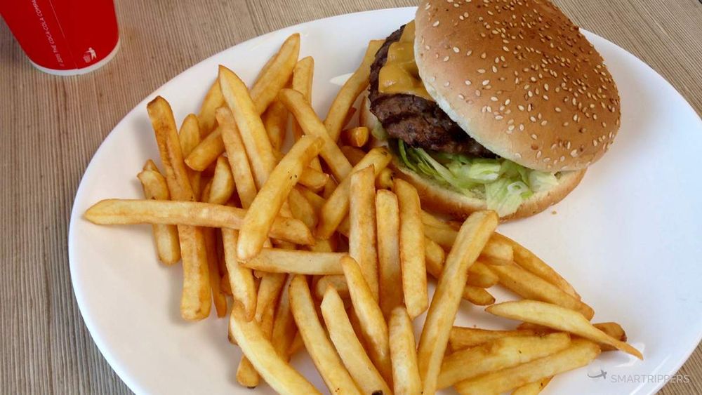 Un menu burger en cafétaria