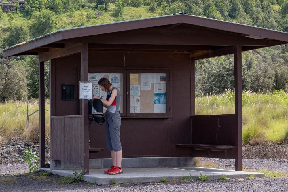 La cabane avec les cartes et le registre.