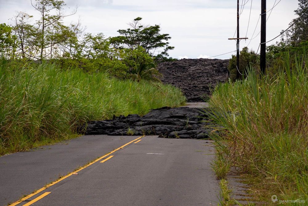 La route coupée par la lave.
