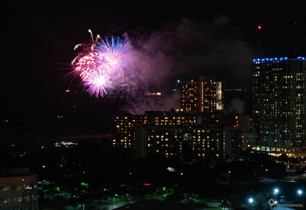 Le feu d'artifice du vendredi soir, photographié depuis notre appartement à Waikiki.