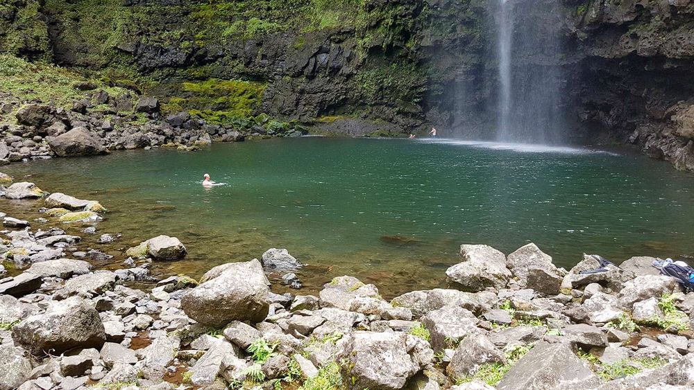 Le bassin d'eau émeraude des Hanakapi'ai falls qui donne envie de se baigner.