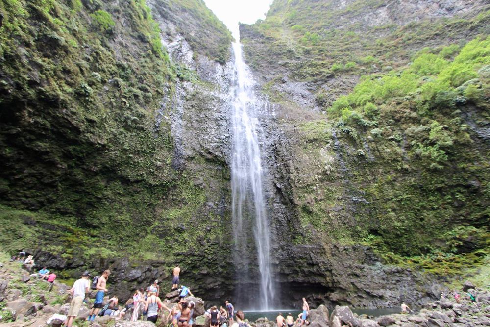 On arrive au pied des Hanakapi'ai falls. Il y a déjà du monde!