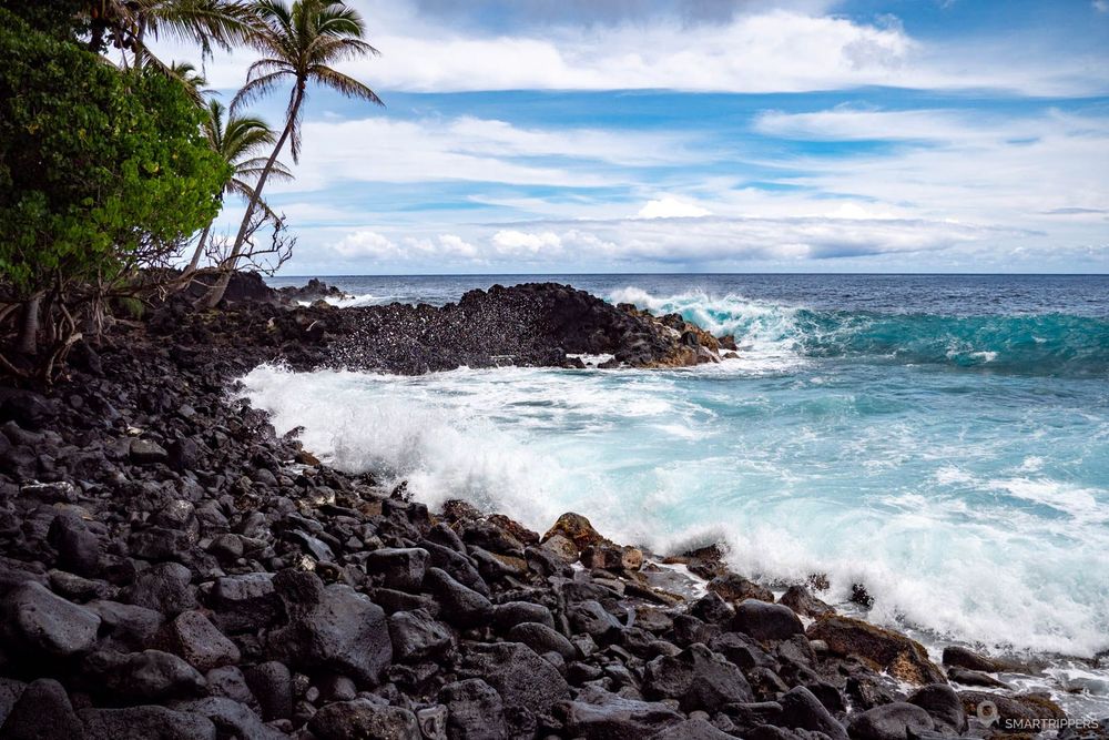 Une plage de galets au bord de la Highway 137.