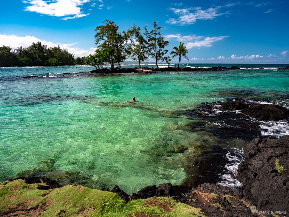 Eaux limpides au Carlsmith Beach Park près d'Hilo