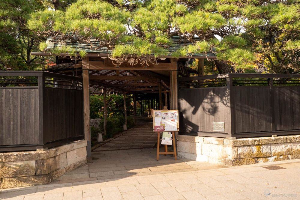 Ikinariya restaurant entrance.