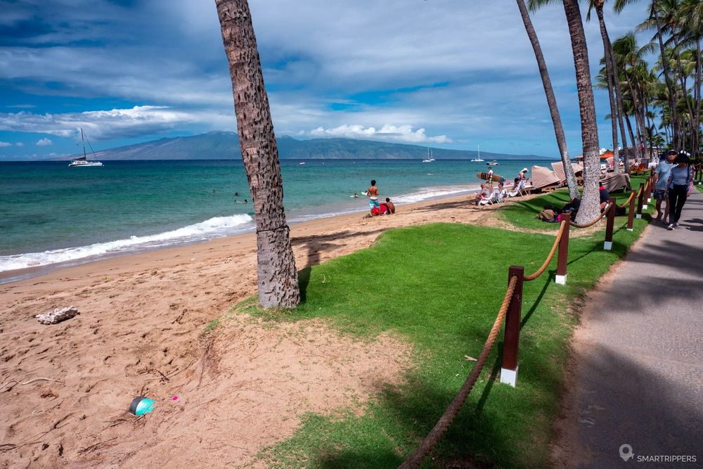 Ambiance de vacances sur la promenade et le sable.