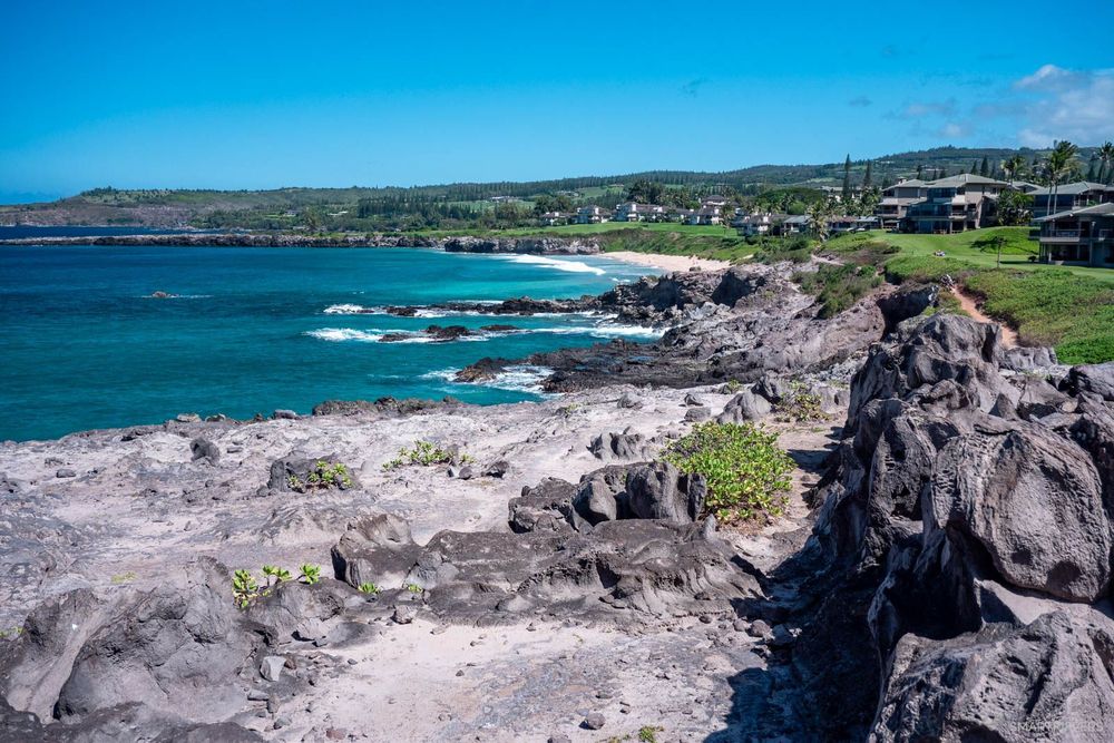 Panorama sur Oneloa beach depuis le cap rocheux.
