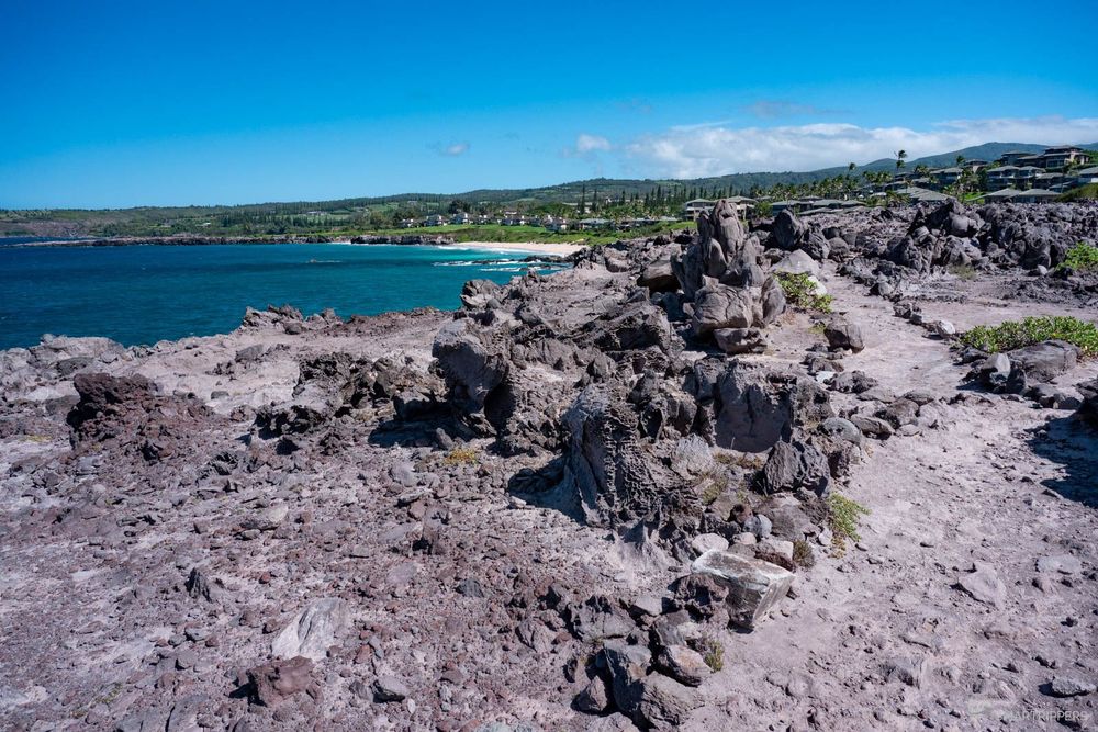 Le sentier traverse les rochers sur le cap.