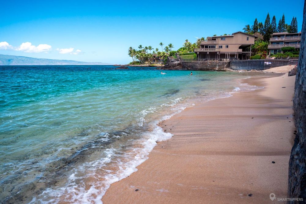 La plage depuis l'accès piéton près du muret.