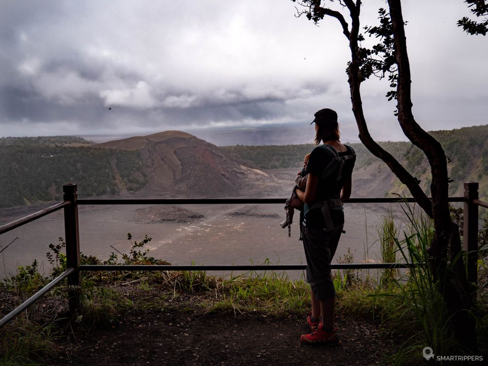 Devant un panorama sur l'ancien lac de lave du Kilauea Iki.