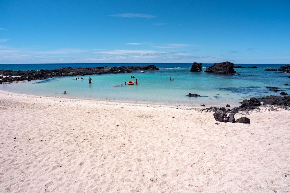 Le lagon calme et peu profond de Kikaua Beach.