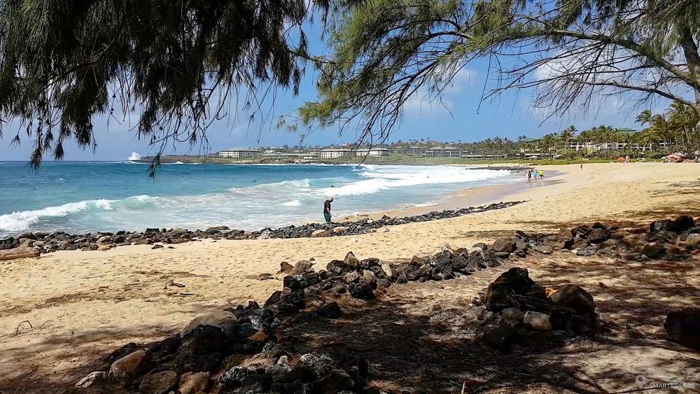 La plage de Shipwreck Beach balayée par les vagues.