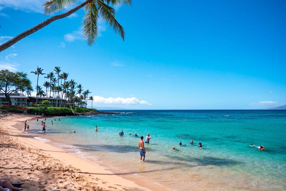Au bord de l'eau à Napili Bay Beach.
