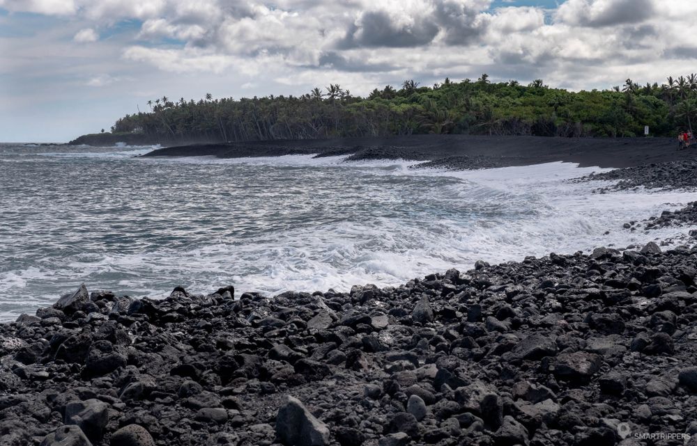 La nouvelle plage de sable noir formée suite à l'éruption