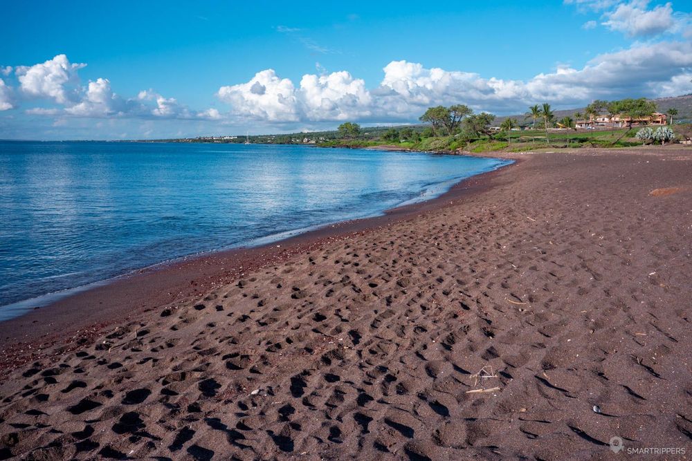 Le sable coloré d'One'uli Beach, vue côté nord.
