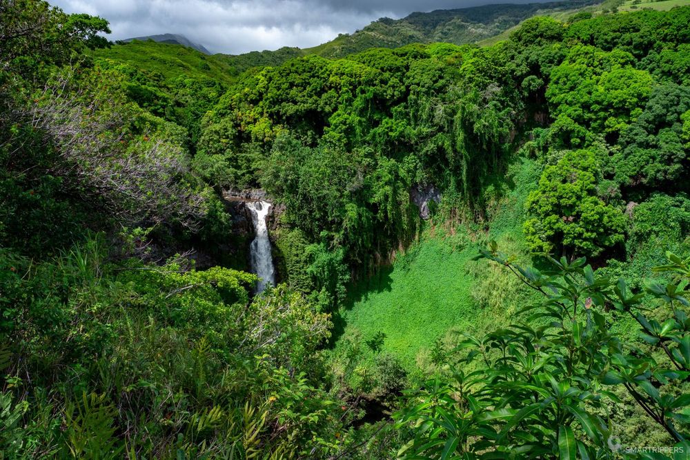 Vue sur les Makahiku Falls depuis le sentier.