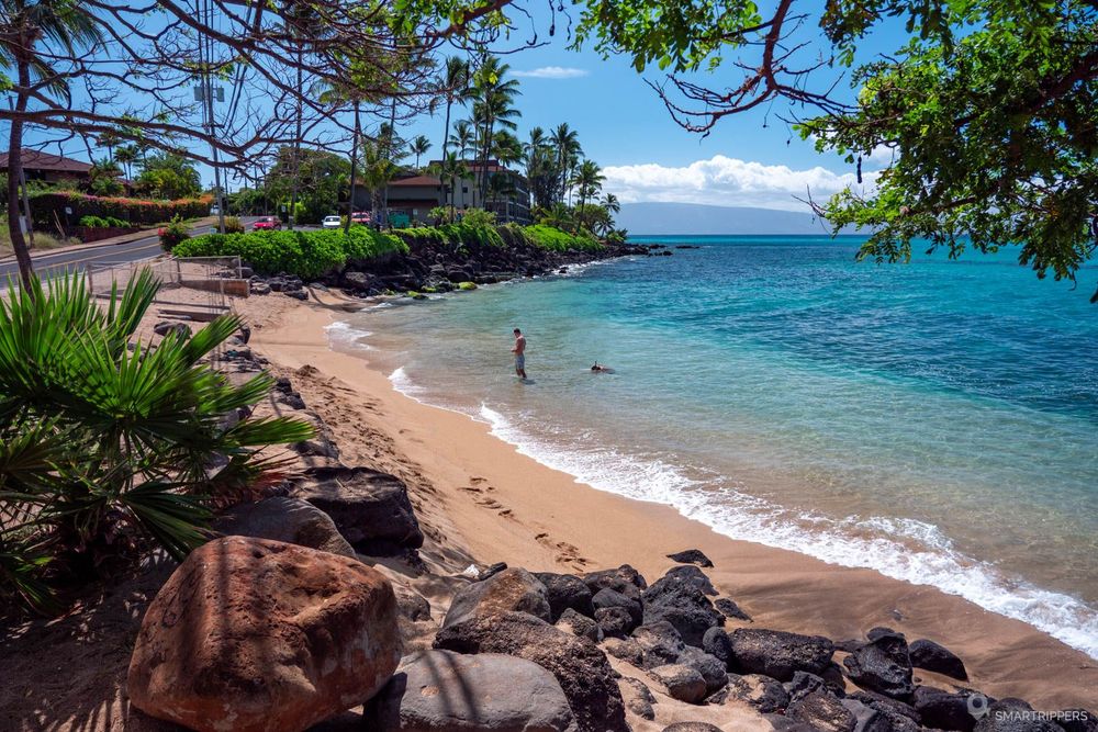 La petite plage au bord de la route.
