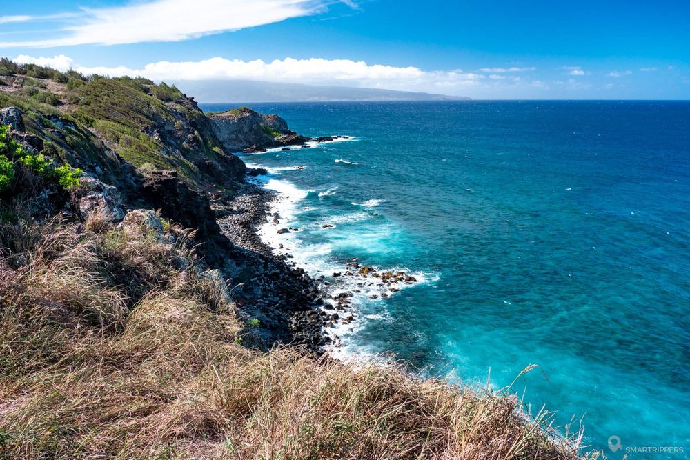 Vue de la côte escarpée de l'autre côté, à l'Ouest.