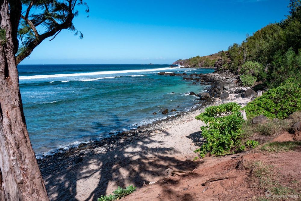L'extrémité Est de la plage, plus rocheuse.
