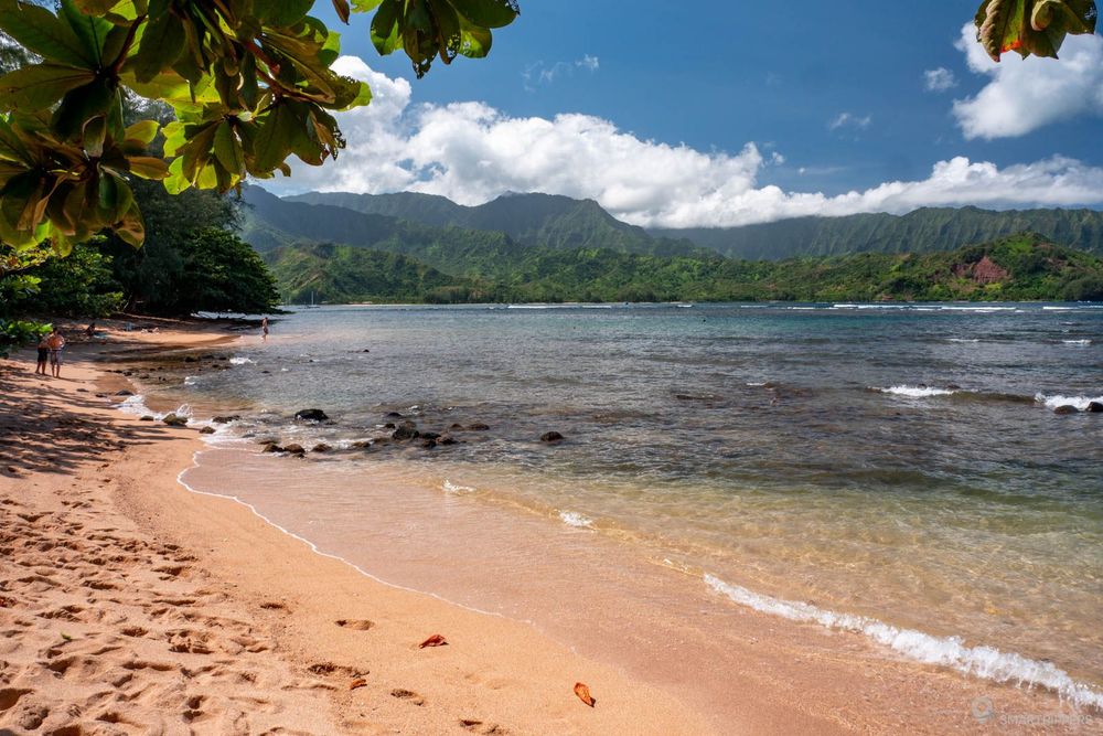 Le très belle plage de Puu Poa devant les ridges de Kauai.
