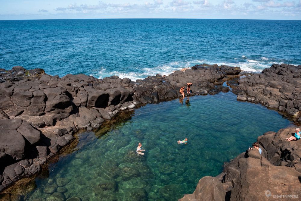 Le célèbre Queen's bath par jour de mer calme.