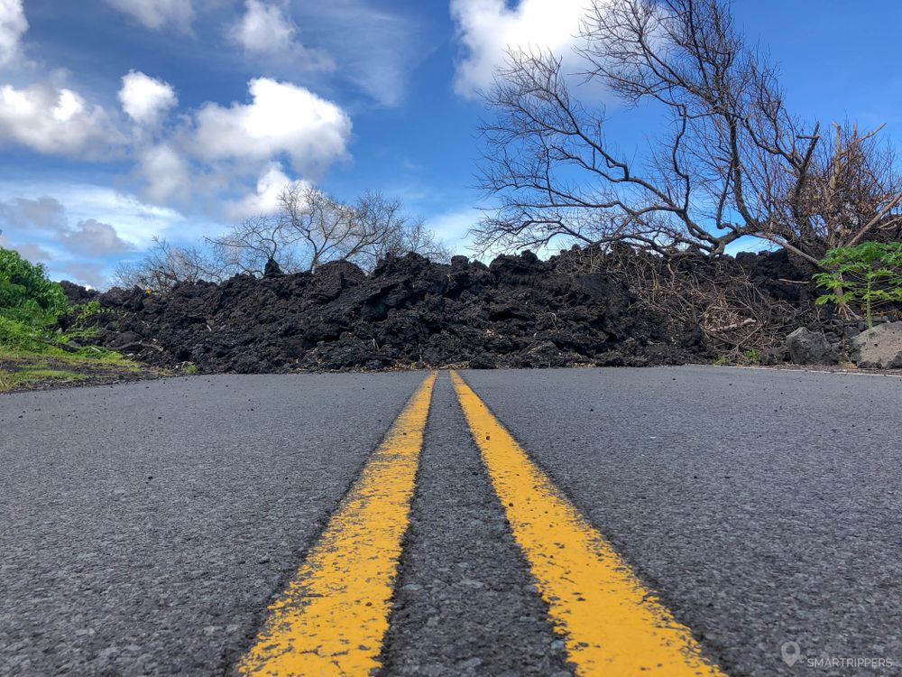 La route coupée par la lave près du parking.
