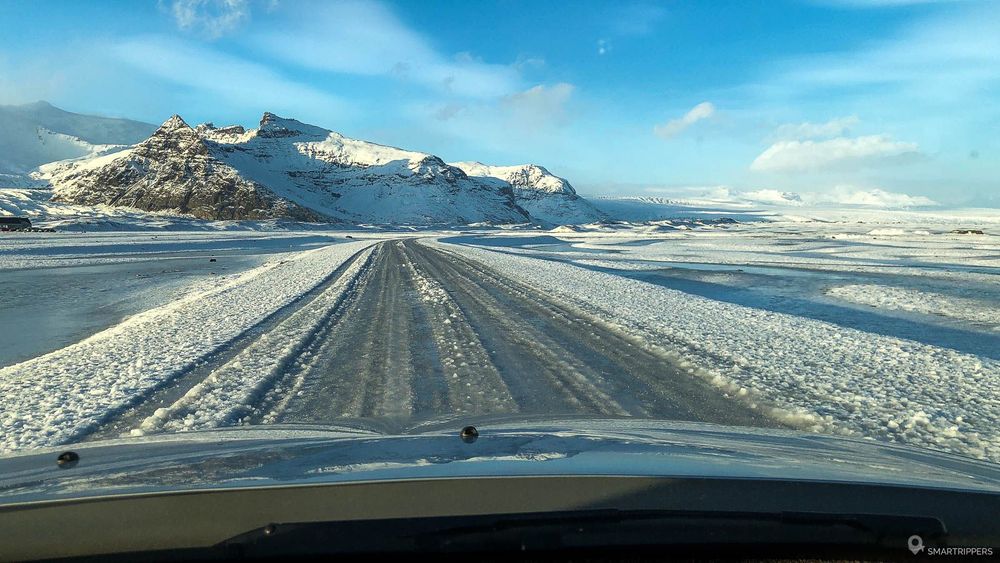 The small access road to Fjallsárlón was completely icy, but no problem with studded tires.