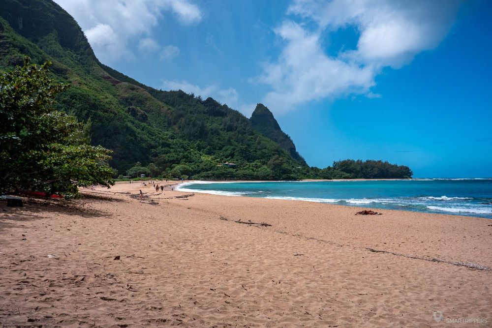 Sur le sable de Tunnels Beach avec le Ha'ena Beach Park au fond.
