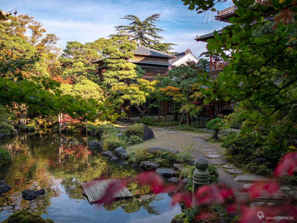 Villa Saitou in the heart of its garden.