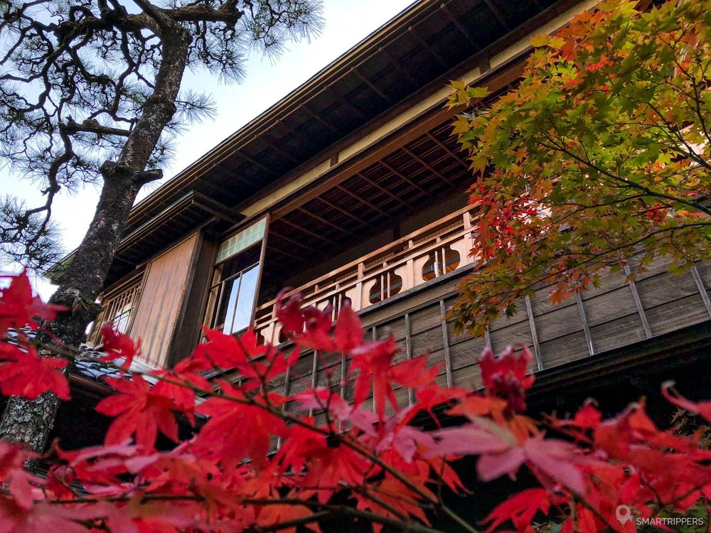 Momiji in front of the Saitou Villa in Niigata