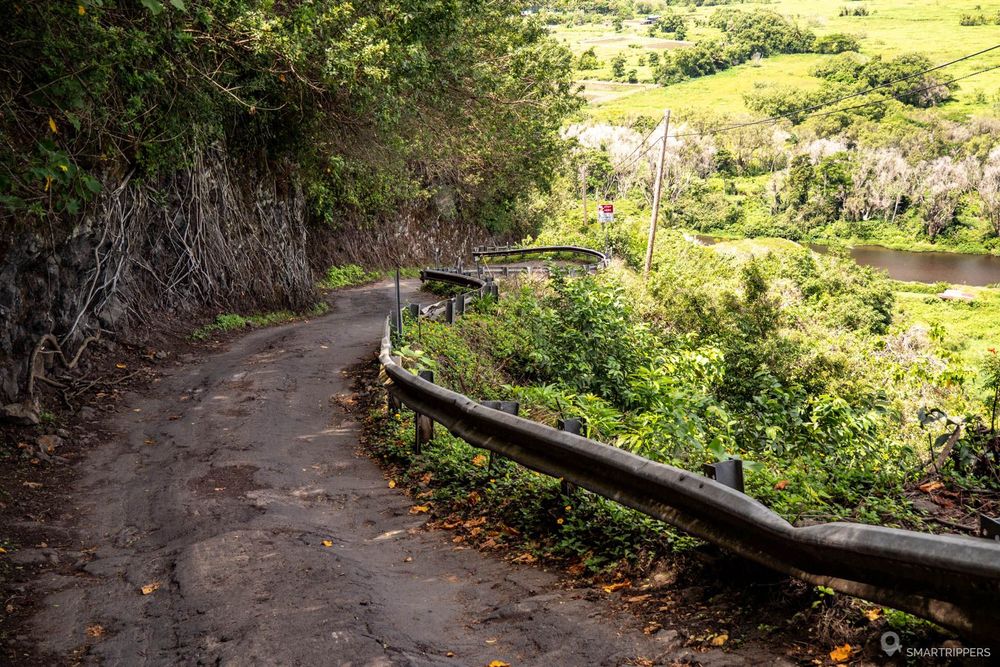 La route qui descend dans la vallée.