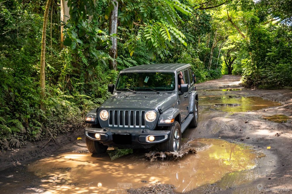 Une Jeep Wrangler sur la piste.