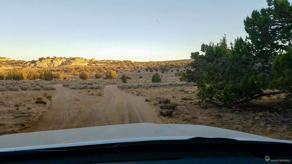 Retour de White Pocket à la tombée de la nuit sur l'itinéraire recommandé. Attention aux embranchements.