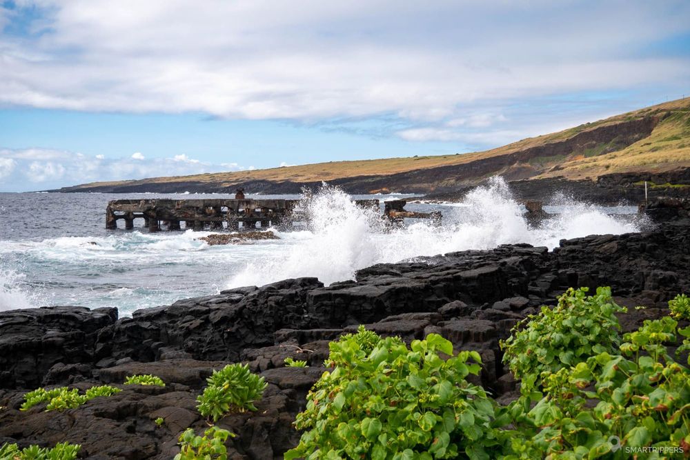 Les vagues s'écrasent sur un ancien ponton.
